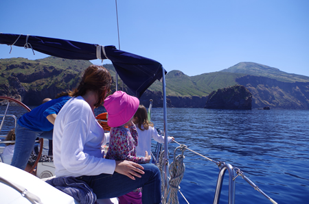 in barca con bambini a vulcano